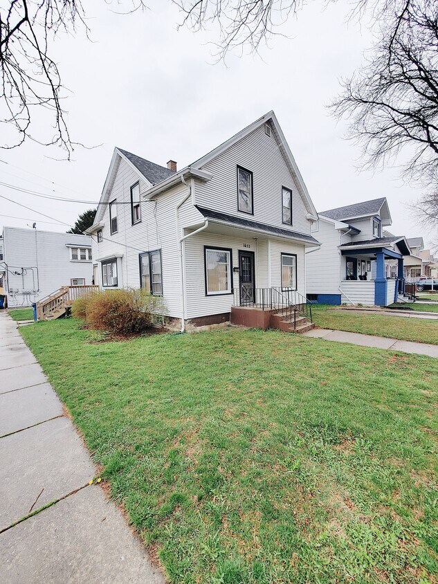 1652 Deane Blvd Unit Lower, Racine, WI 53405 Room for Rent in Racine