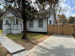 Building Photo - 1010 Long St