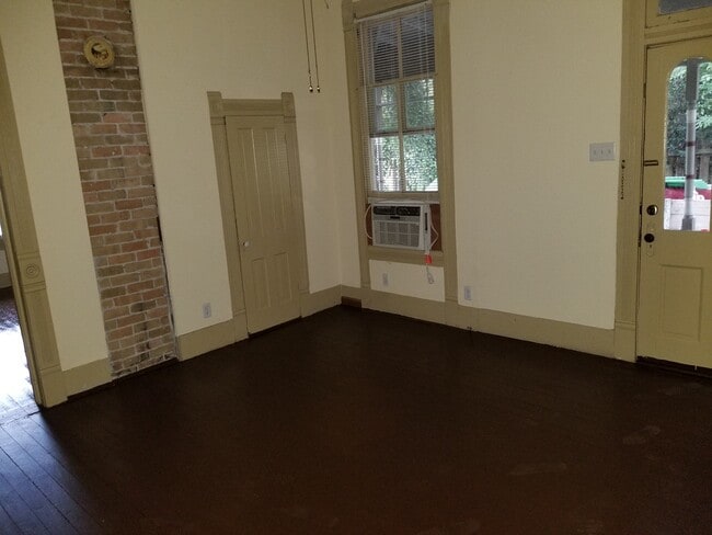 Building Photo - 619 Washburn St