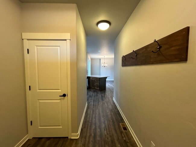 Building Photo - 3 Bedroom / 2 Bathroom Single Level Duplex...