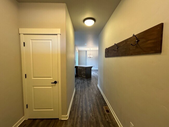 Foto del edificio - 3 Bedroom / 2 Bathroom Single Level Duplex...