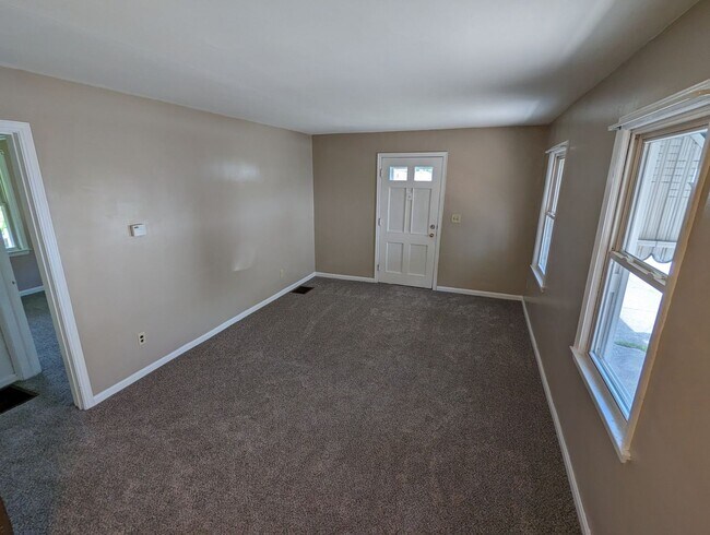 Building Photo - Cozy Cape Cod with Dining Area and 1.5 Car...