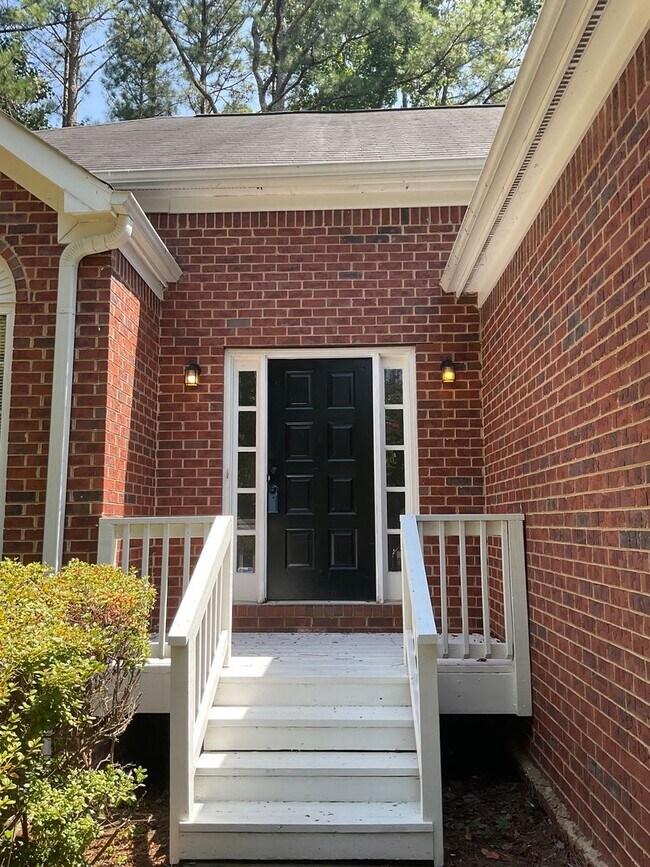 Building Photo - Nicely updated Wyngate ranch-full basement!