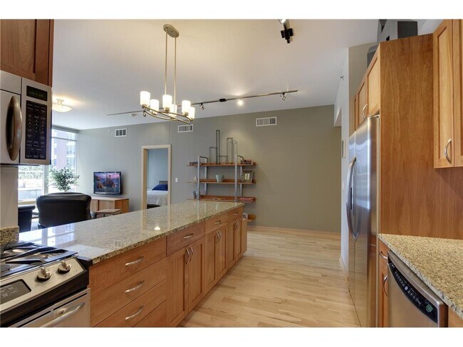 Building Photo - 215 10th Ave S
