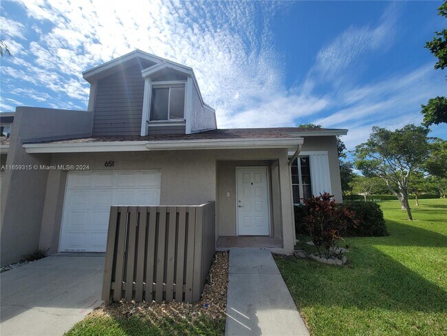 Foto del edificio - 651 Woodgate Ln