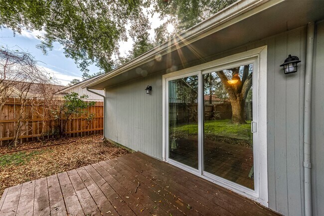Foto del edificio - 7810 Locke Ln