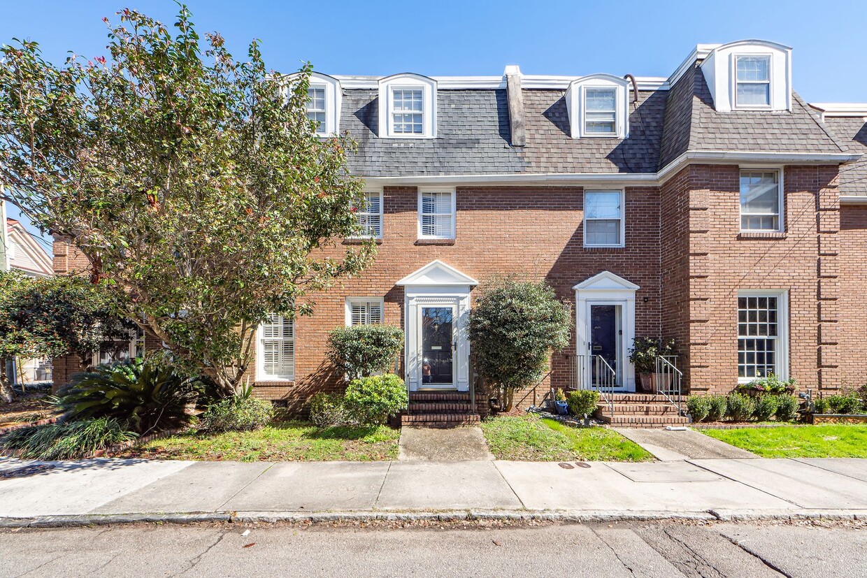 Foto principal - 4 Bedroom 3.5 Bath Townhome in Harleston V...