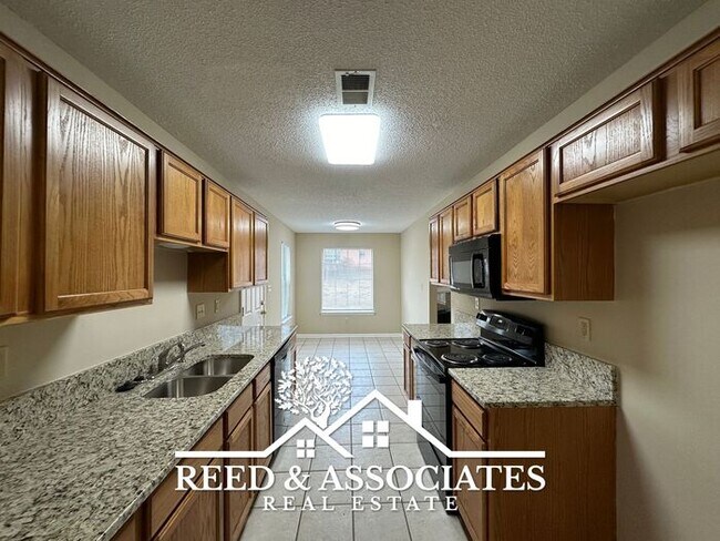 Foto del edificio - 4 Bedroom + BONUS Located in Quiet Cove!