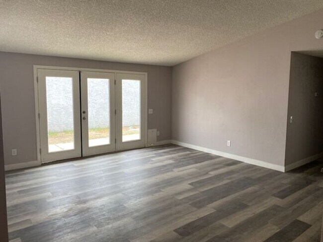 Building Photo - $2,350 Lovely Remodeled 3 Bedroom-2 bath-2...