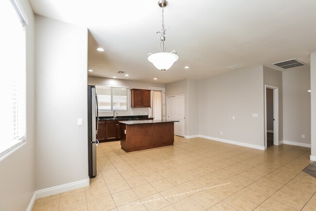 Foto del edificio - 1655 W Paisley Dr