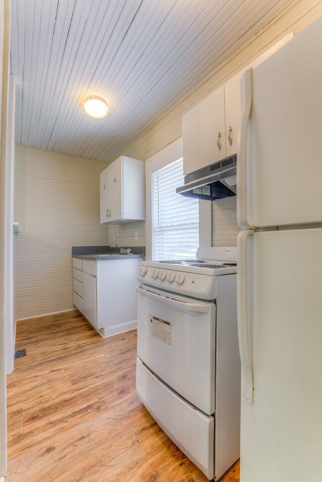 Building Photo - "Charming 1-Bedroom with Hardwood Floors i...