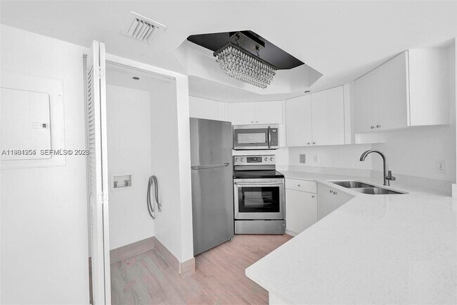 Foto del edificio - 8911 Collins Ave