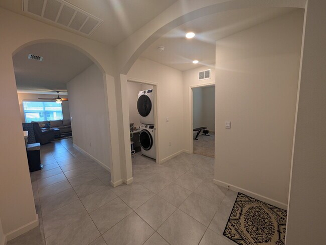 Foto del edificio - Modern 4-Bedroom Home with Large Backyard ...