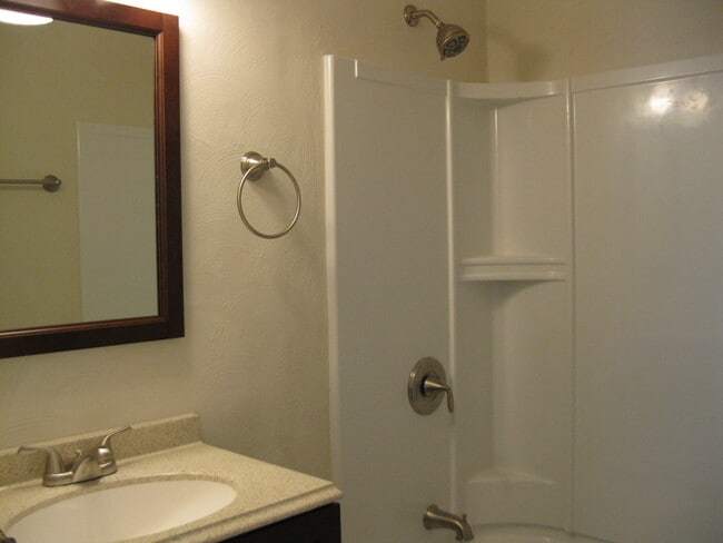 Foto del edificio - 327/329 Woodview Ave