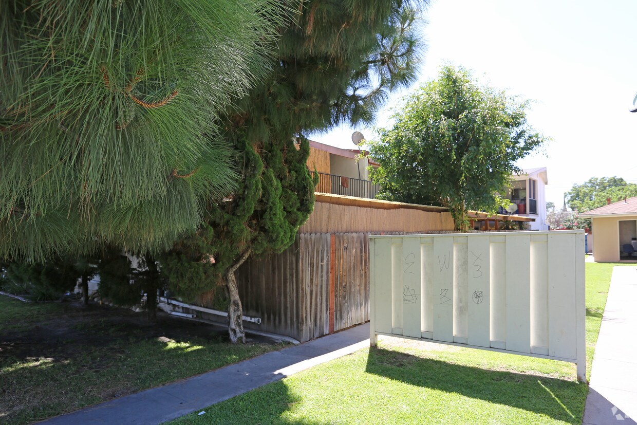 Foto del edificio - 9692 Alwood Ave