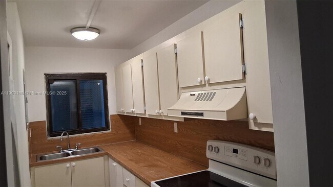 Foto del edificio - 650 NE 149th St