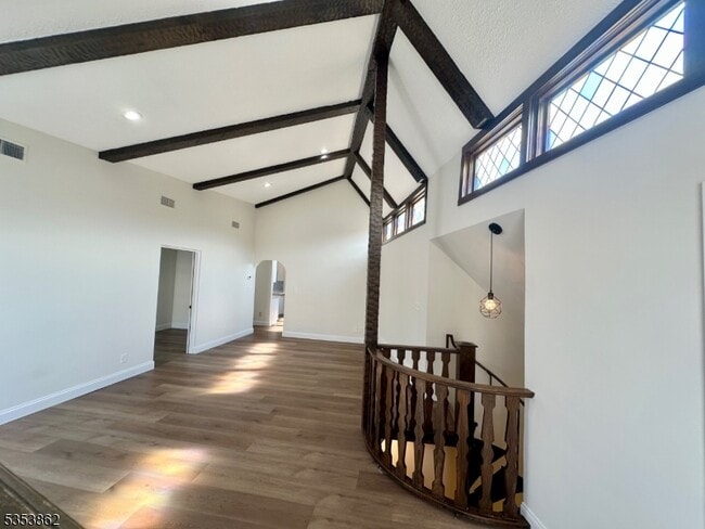 Building Photo - 547 Valley Rd