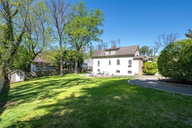 Building Photo - 3 Woodmere Ln