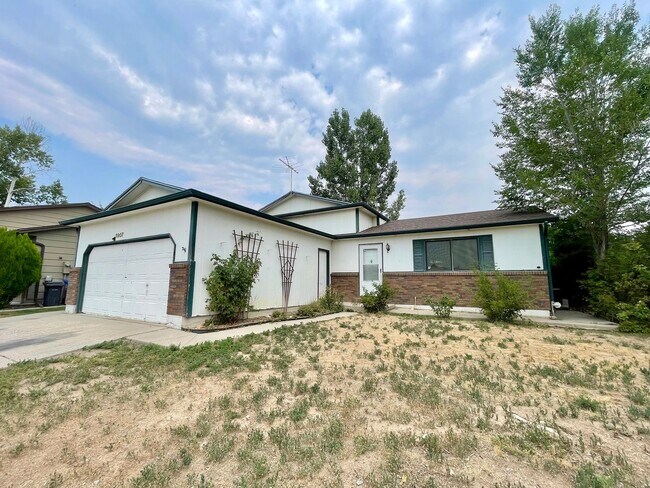 Foto del edificio - 4 Bed, 2 Bath Loveland, CO Home- Fenced Backyard, A/C, & 2 Car Garage!