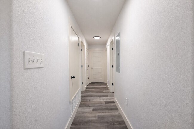 Building Photo - 710 Jefferis Ave