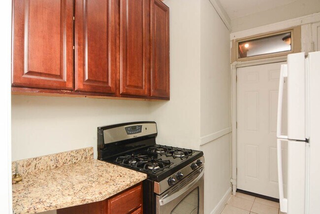Building Photo - 543 W Surf