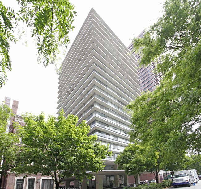 Building Photo - 320 W Oakdale Ave