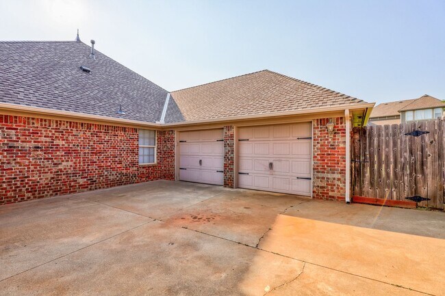 Building Photo - Luxury home in Oak Tree Park with a pool/tennis court/playground/walking trails - Edmond North Hi...