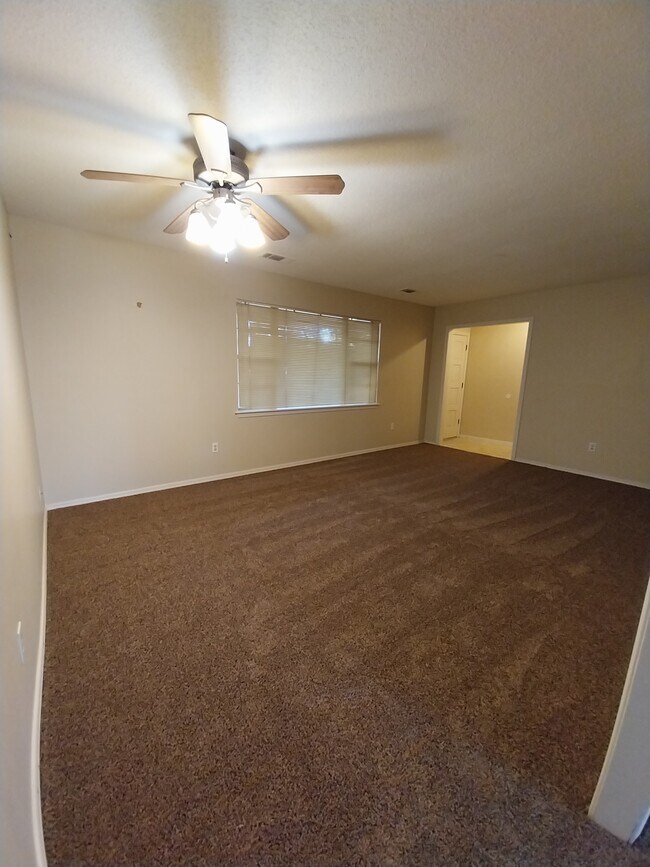 Building Photo - 166 Dawn Cir