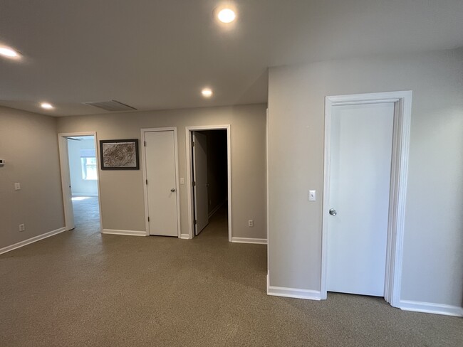 Building Photo - 575 Riverview Heights St
