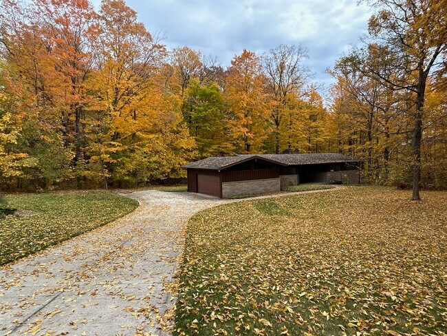 Building Photo - 1466 Lake Roger Dr