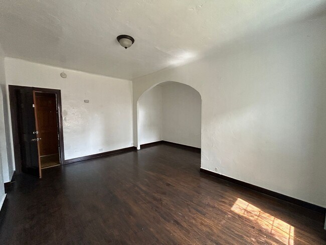 Building Photo - 1102 S Mariposa Ave