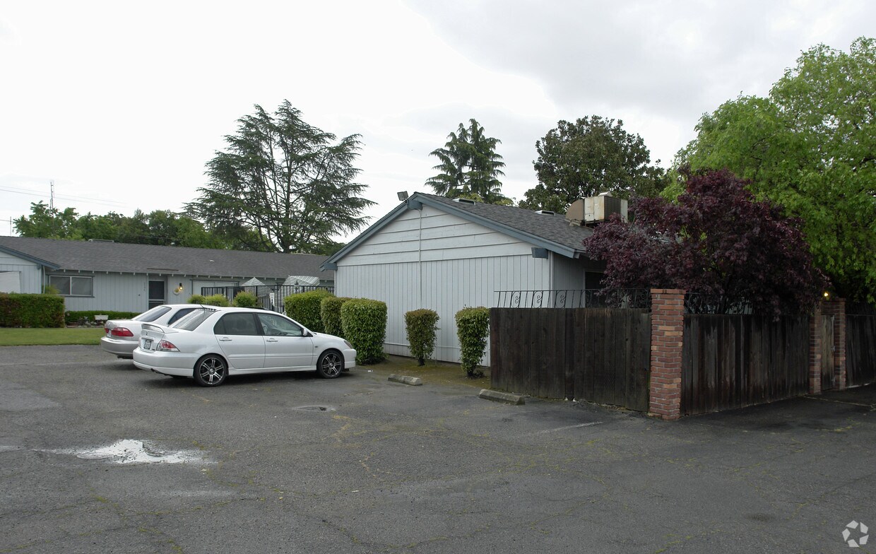 Building Photo - 708 W Bullard Ave