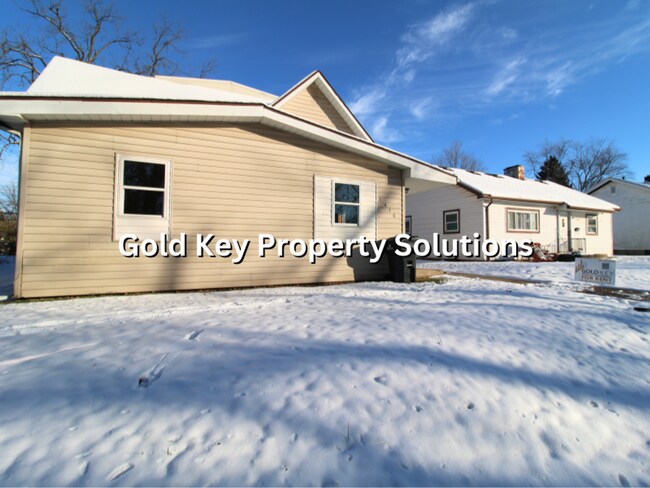 Foto del edificio - 3 BR House with 2 FULL Baths and Central Air NO SECTION 8