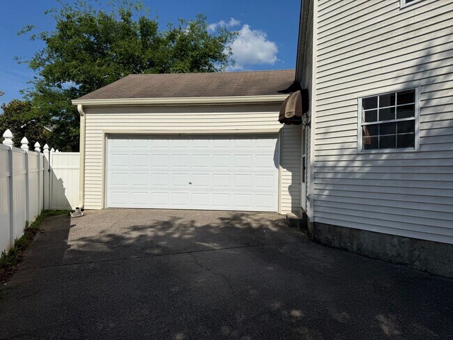 Foto del edificio - Convenient Murfreesboro Living – 3 Bed, 2 Bath with 2-Car Garage
