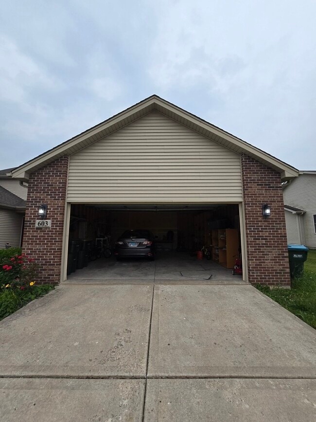 Building Photo - 603 Circle Dr