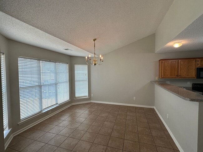 Foto del edificio - Bright open 3BR/2ba with bonus, 1900 sq feet!  Pets are owner's approval, fees apply.
