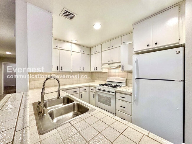 Building Photo - 3 Bed, 2 Bath Home with Garage / Pet-Friendly / Vouchers Accepted / Available Now!