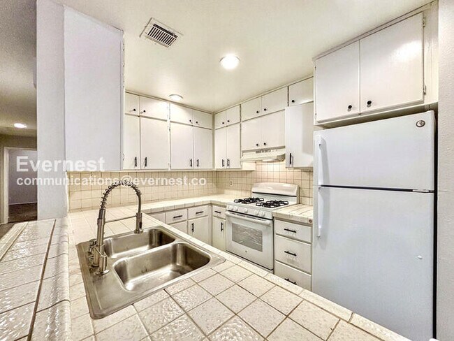 Foto del edificio - 3 Bed, 2 Bath Home with Garage / Pet-Friendly / Vouchers Accepted / Available Now!