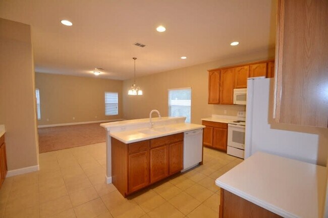 Building Photo - 5054 Legacy Oaks Dr