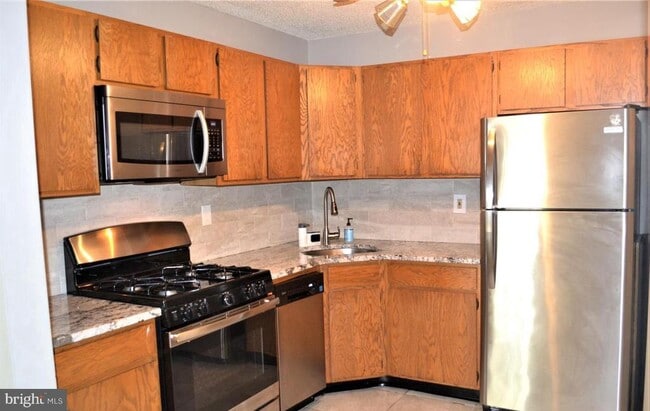 Building Photo - 7 Versailles Ct