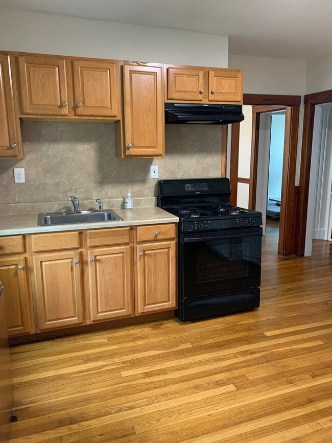 Building Photo - 91 Landseer St