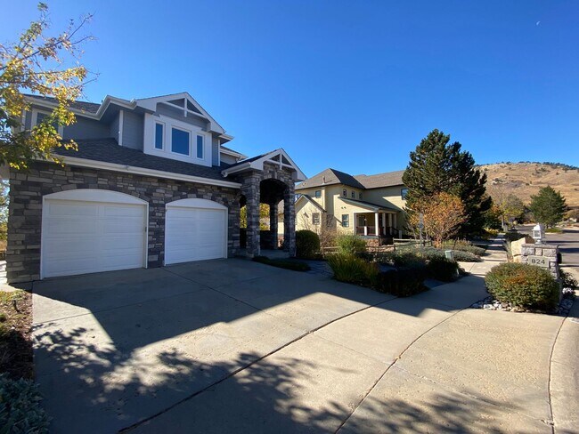 Building Photo - 4 Bed 3.5 Bath Home Backing to Open Space ...