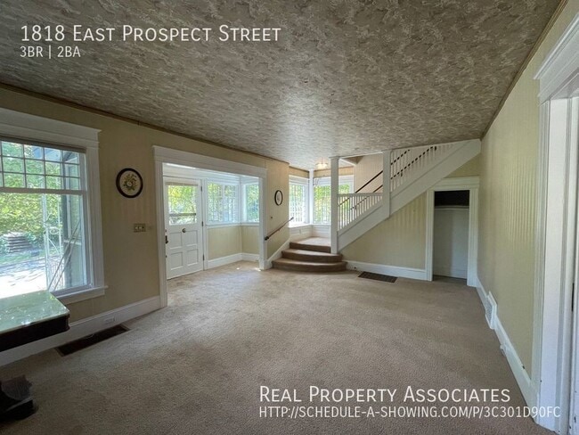 Building Photo - Pet friendly 3bed (+office), 1.5bath w/fin...