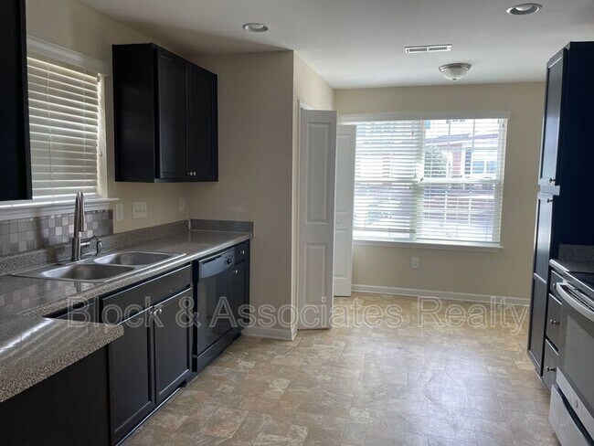 Foto del edificio - 547 Song Sparrow Ln