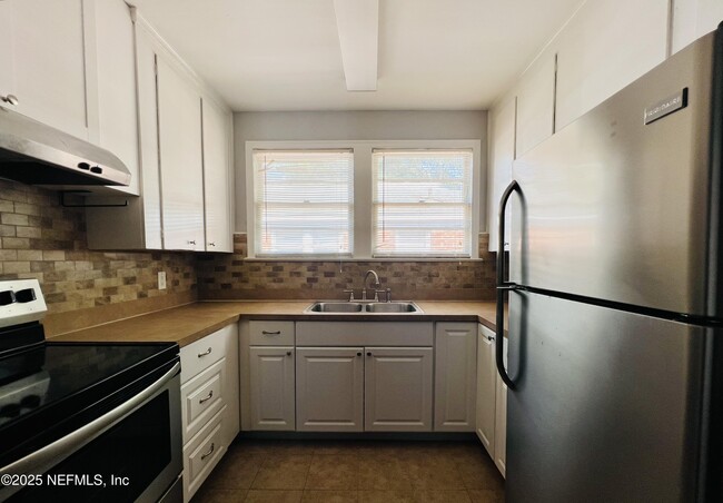 Foto del edificio - 2569 Myra St