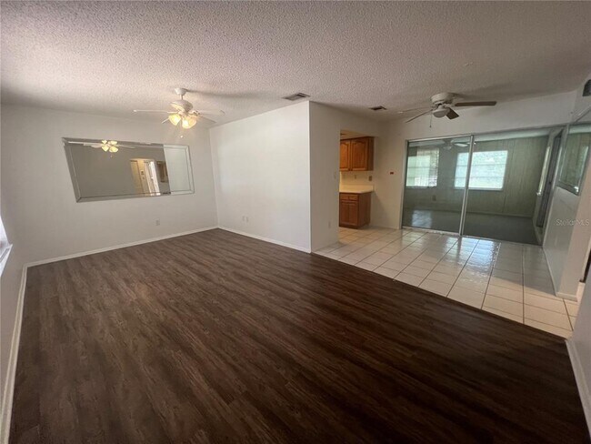 Foto del edificio - 8250 Lombra Ave