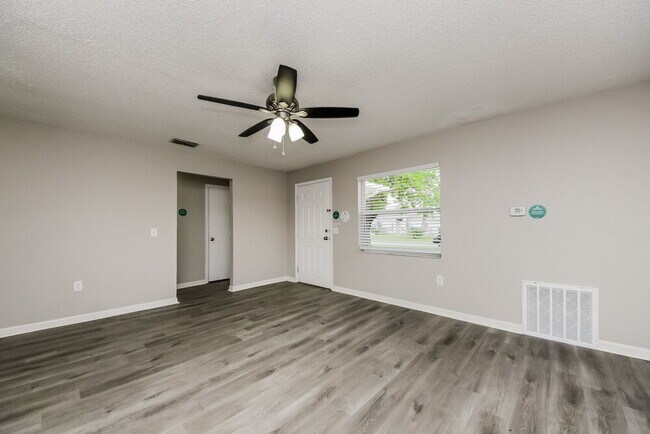 Foto del edificio - 242 Cheshire Ct