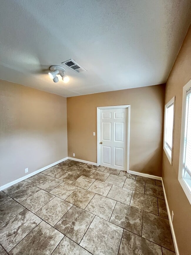 Foto del edificio - 1 bedroom 1 bath apartment off house