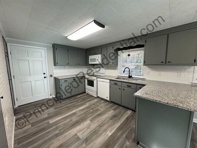 Building Photo - Ranch home on private wooded lot
