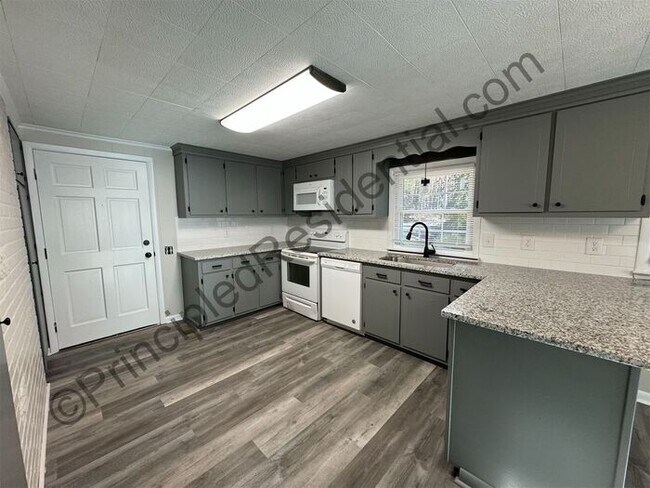 Foto del edificio - Ranch home on private wooded lot